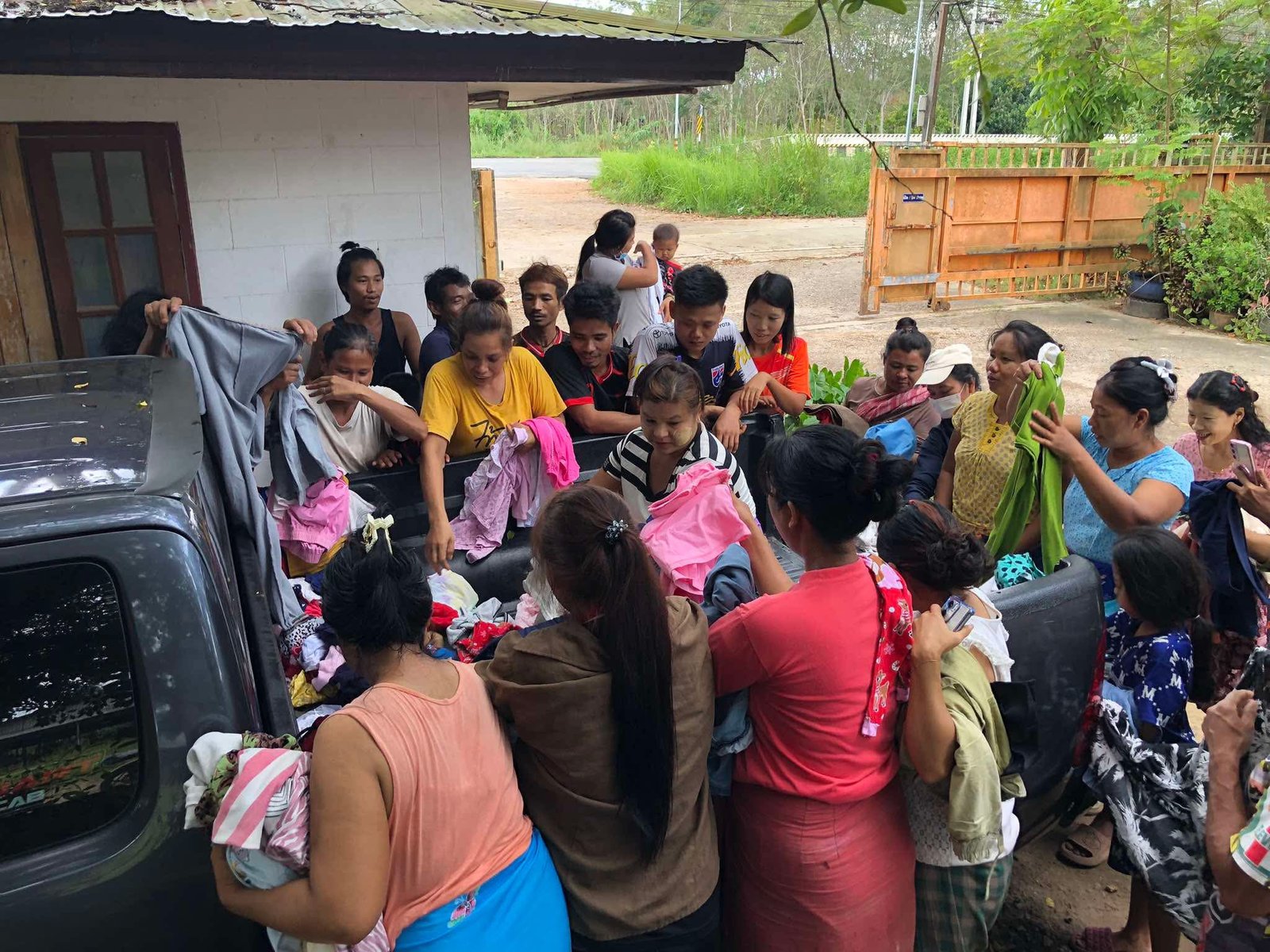 แรงงานข้ามชาติในสงขลายังวิกฤตหลังน้ำท่วมใหญ่ ภาษา-รายได้-เอกสาร 3 เงื่อนไขที่ผลักกลุ่มเปราะบางให้ยิ่งเปราะบาง