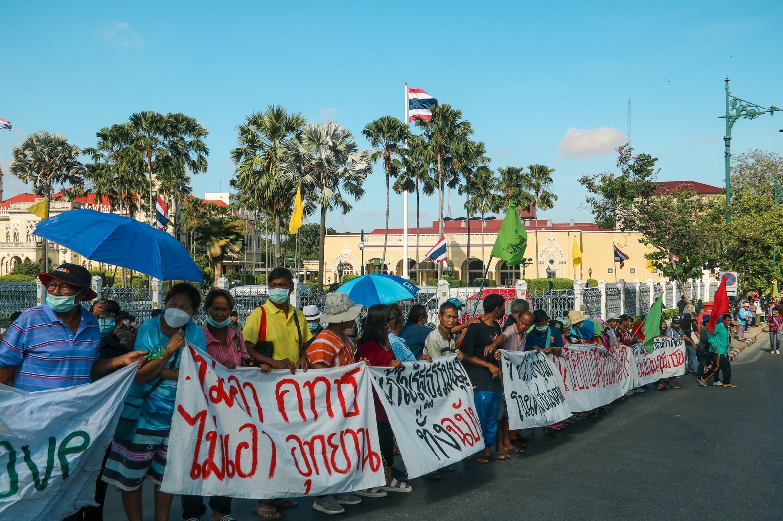 พีมูฟยืนยันใช้สิทธิชุมนุมตามรัฐธรรมนูญ “ธีรเนตร-จำนงค์” ขึ้นศาล 6 ชั่วโมง สู้คดีฝ่าฝืนคำสั่งห้ามชุมนุมรอบทำเนียบฯ ทนายชี้เป็นคดีสำคัญสร้างบรรทัดฐานสิทธิประชาชน